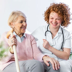 Opatrovanie seniorov Bratislava zabezpečí dôstojnú starostlivosť v pohodlí domova.